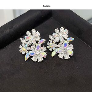 🌸 NEW Elegant Silver Crystal Floral Earrings 🌸